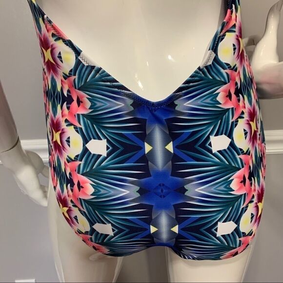 NWOT Cupshe Crochet Lace floral one piece -S - Picture 9 of 11